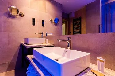 حديقة ومنطقة للاسترخاء مع كراسي للاسترخاء في فندق Zalesie Mazury